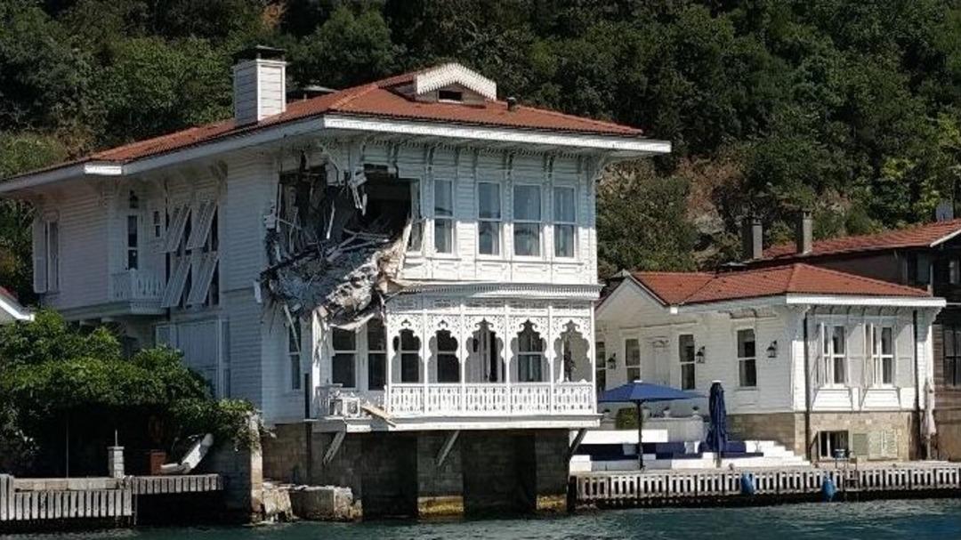 D&uuml;meni Arızalanan Gemi Tarihi Yalıya &Ccedil;arptı