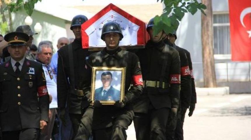 Başbakan Davutoğlu Şehit Uzman Onbaşının Cenaze T&ouml;renine Katıldı: 78 Milyonun Kardeşliği I&ccedil;in &Ccedil;alışıyoruz