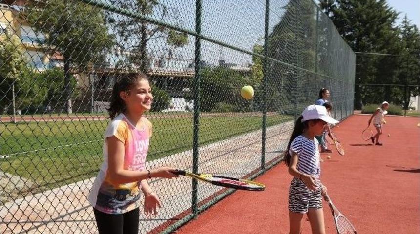 &Uuml;cretsiz Tenis Kurslarına Yoğun İlgi