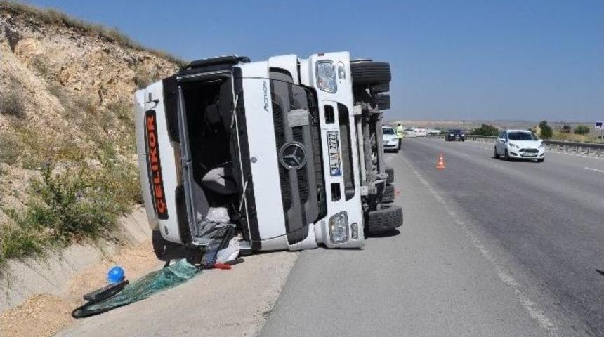 Doğalgaz Borusu Taşıyan Tır Devrildi