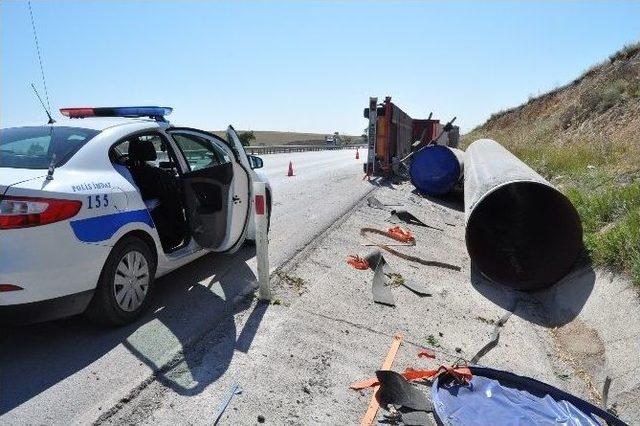 Doğalgaz Borusu Taşıyan Tır Devrildi