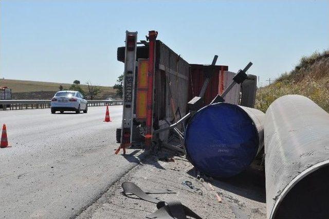 Doğalgaz Borusu Taşıyan Tır Devrildi