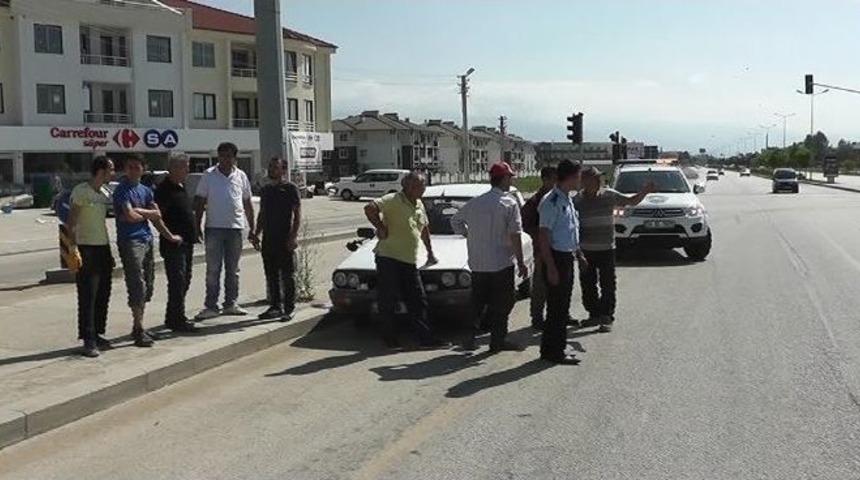 Gen&ccedil; Kız Karşıya Ge&ccedil;emedi