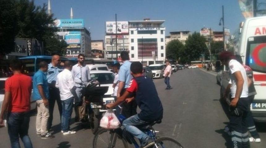 Malatya&rsquo;da Motosikletle Otomobil &Ccedil;arpıştı: 1 Yaralı