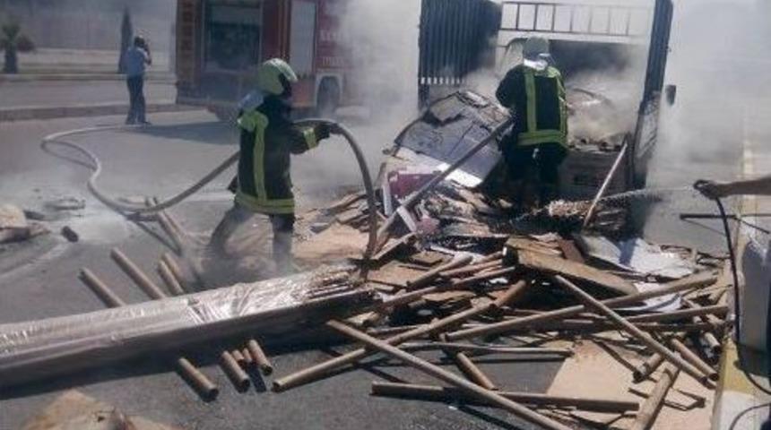 Denizli&rsquo;de Kağıt Toplama Aracı Yandı