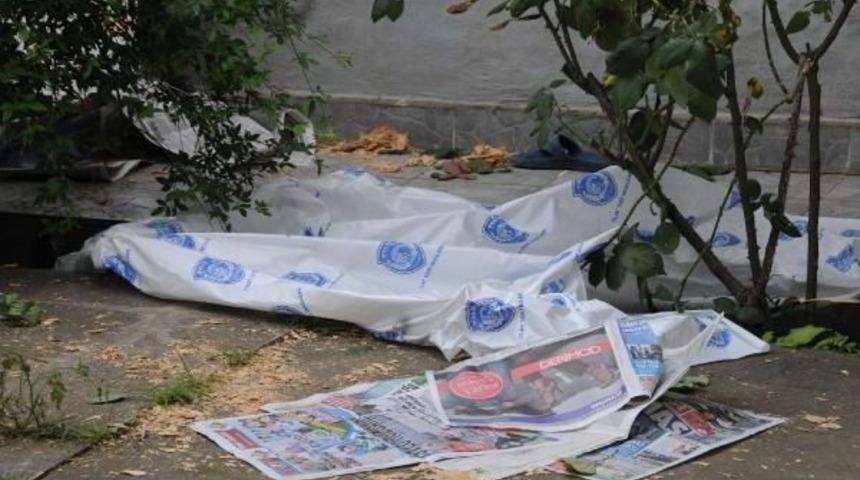 Onarmaya &Ccedil;alıştığı Evinin &Ccedil;atısından D&uuml;ş&uuml;p &Ouml;ld&uuml;