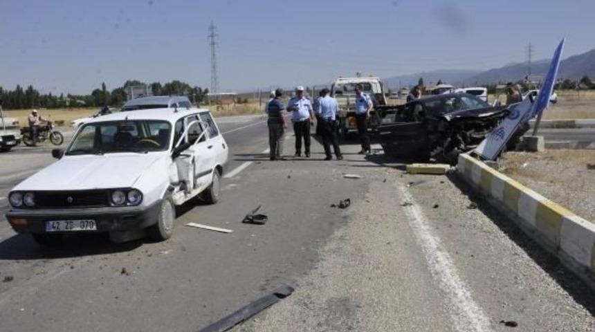 Seydişehir'de Iki Otomobil &Ccedil;arpıştı: 6 Yaralı