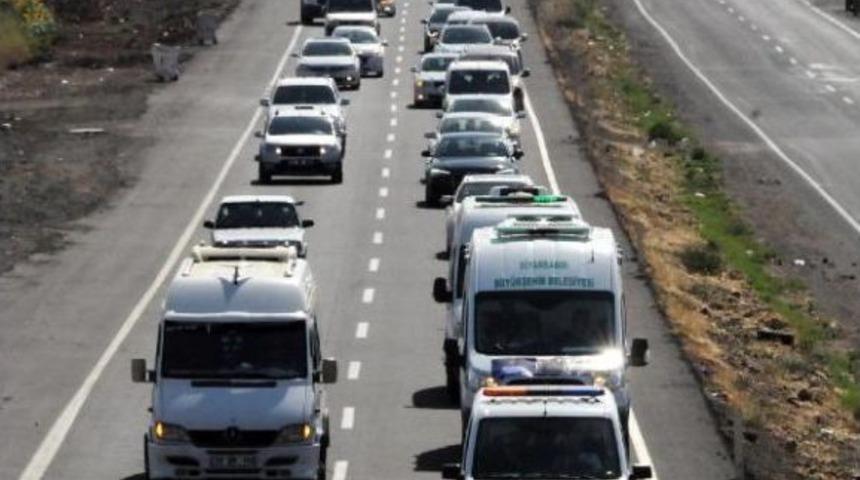 Suru&ccedil;'taki Bombalı Saldırıda &Ouml;len Hukuk Mezunu Nazlı'yı Kadınlar Taşıdı, 20 Bin Kişi Uğurladı