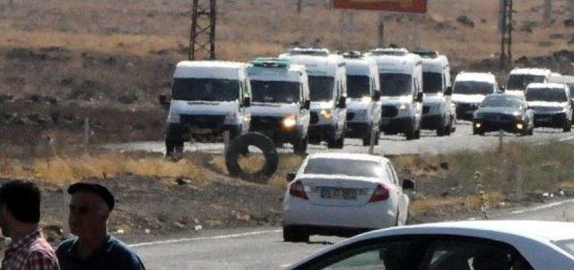 Suruç'taki Bombalı Saldırıda Ölen Hukuk Mezunu Nazlı'yı Kadınlar Taşıdı, 20 Bin Kişi Uğurladı