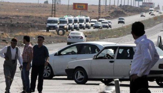 Suruç'taki Bombalı Saldırıda Ölen Hukuk Mezunu Nazlı'yı Kadınlar Taşıdı, 20 Bin Kişi Uğurladı