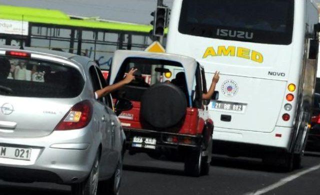 Suruç'taki Bombalı Saldırıda Ölen Hukuk Mezunu Nazlı'yı Kadınlar Taşıdı, 20 Bin Kişi Uğurladı