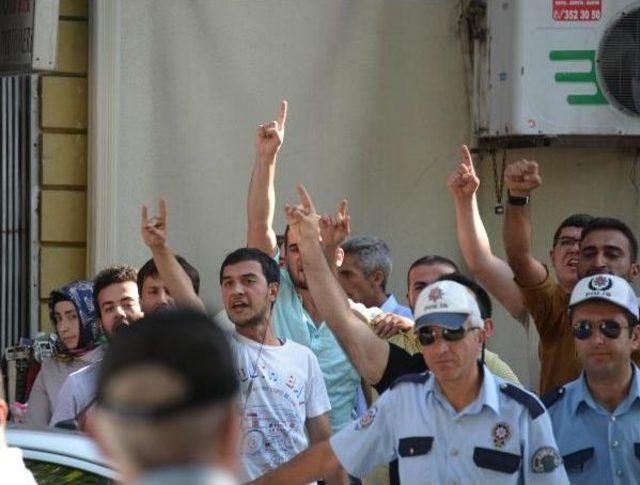 Konya'da Suruç Gerginliğini, Polis Otobüsle Önledi