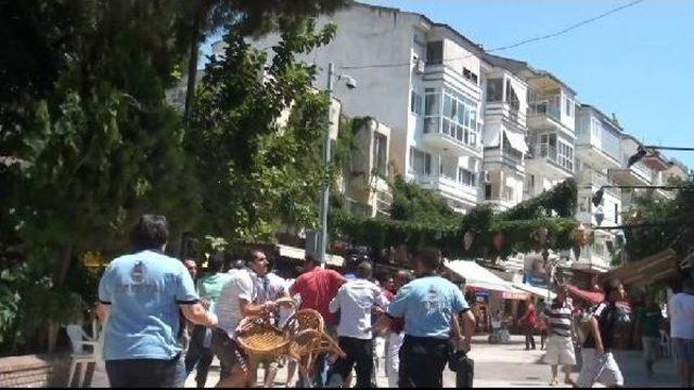 Kuşadası'nda Esnaf Ile Zabıta Arasında Işgaliye Kavgası