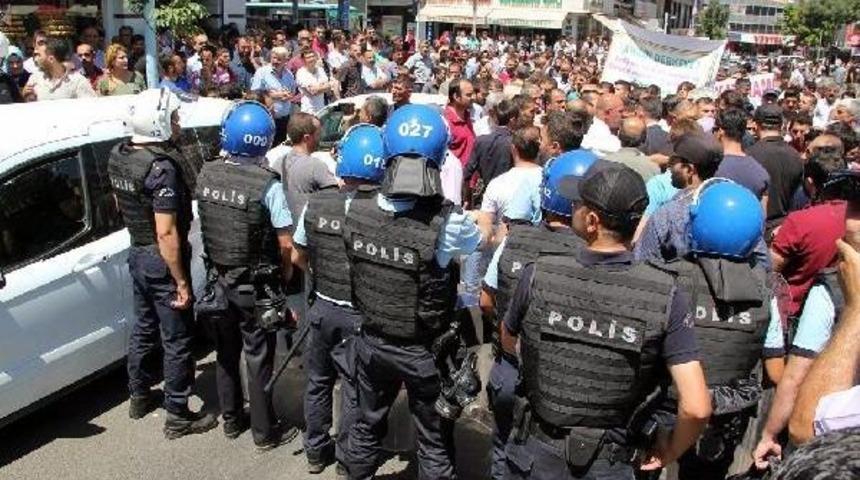 Polis, Y&uuml;r&uuml;mek Isteyen Gruba Izin Vermedi