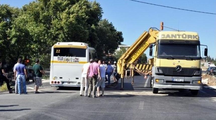 Balıkesir&rsquo;de Otomobille Midib&uuml;s &Ccedil;arpıştı: 9 Yaralı
