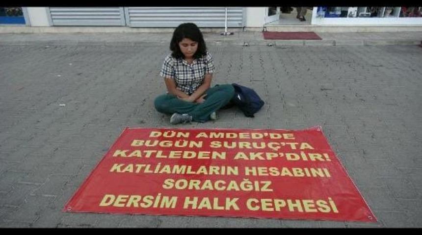 Tunceli'de Liseli Gen&ccedil; Kız Ak Parti &Ouml;n&uuml;nde Oturma Eylemi Yaptı