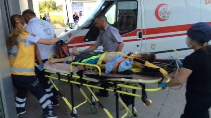 Motosiklet Kamyonete &Ccedil;arptı: 2 Yaralı