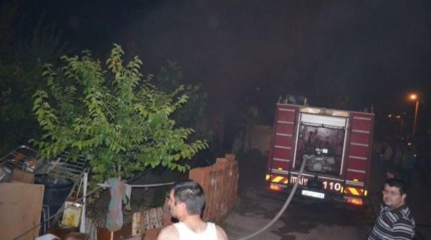 &Ccedil;ıkan Yangında Saman Deposu Kullanılmaz Hale Geldi