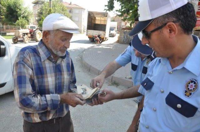 Sürücü 80 Yaşında, Ehliyeti 47, Traktörü Ise 43 Yıllık