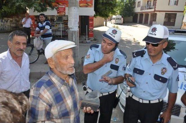 Sürücü 80 Yaşında, Ehliyeti 47, Traktörü Ise 43 Yıllık