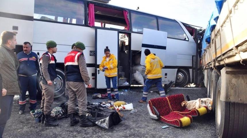 Antalya'da katliam gibi kaza: 4 &ouml;l&uuml;, 47 yaralı