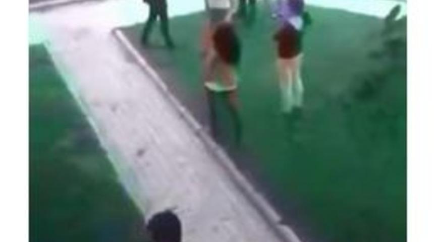 Afyonkarahisar&rsquo;da Ortaokullu Kızların Kavgası Kamerada