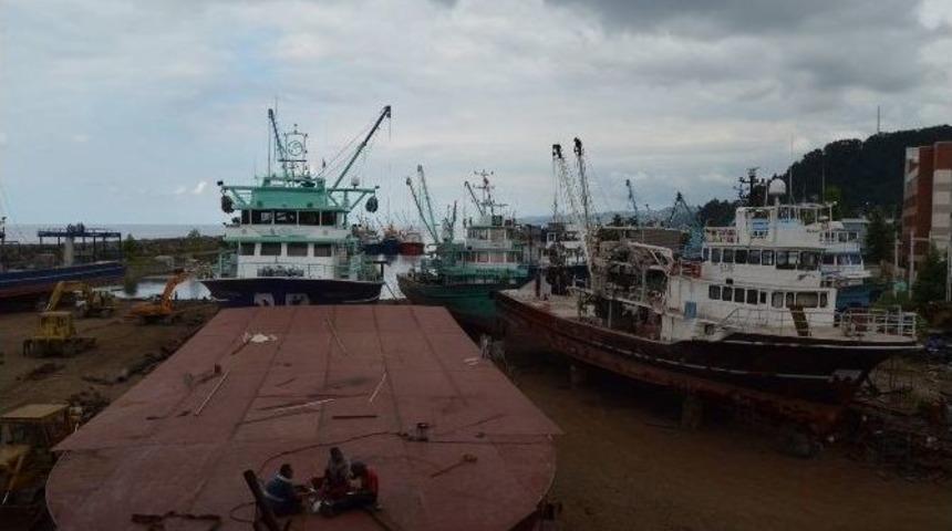Balıkçı Tekneleri Yeni Sezon İçin Sürmene’deki Tersanelerde Bakıma Alınıyor