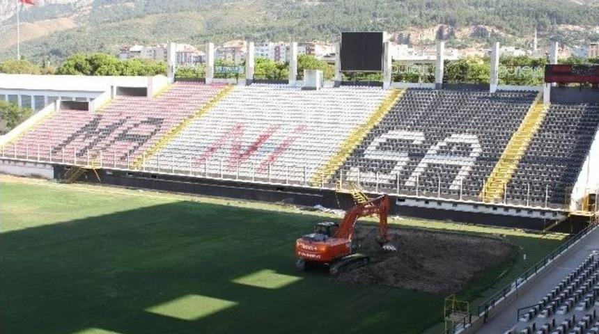 Manisa 19 Mayıs Stadının Zemini Yenileniyor