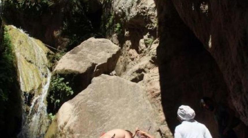 Terlikle Şelaleye Tırmanırken 25 Metreden D&uuml;ş&uuml;p Yaralandı