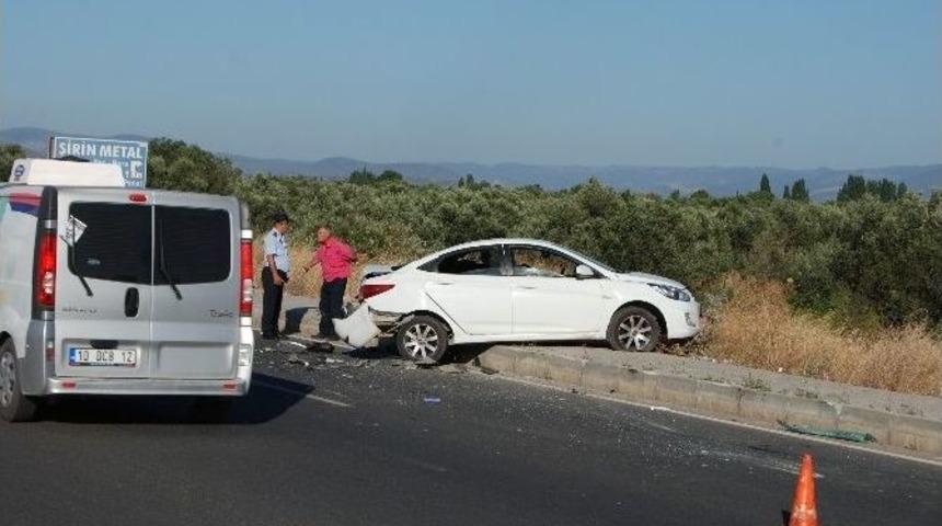 Yolda Arızalanan Otomobile Başka Ara&ccedil; &Ccedil;arptı, 3 Kişi Yaralandı