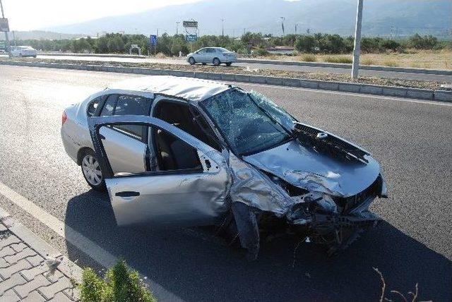 Yolda Arızalanan Otomobile Başka Ara&ccedil; &Ccedil;arptı, 3 Kişi Yaralandı 1