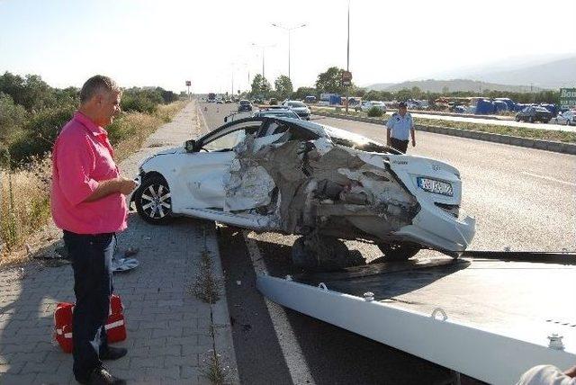 Yolda Arızalanan Otomobile Başka Ara&ccedil; &Ccedil;arptı, 3 Kişi Yaralandı 2