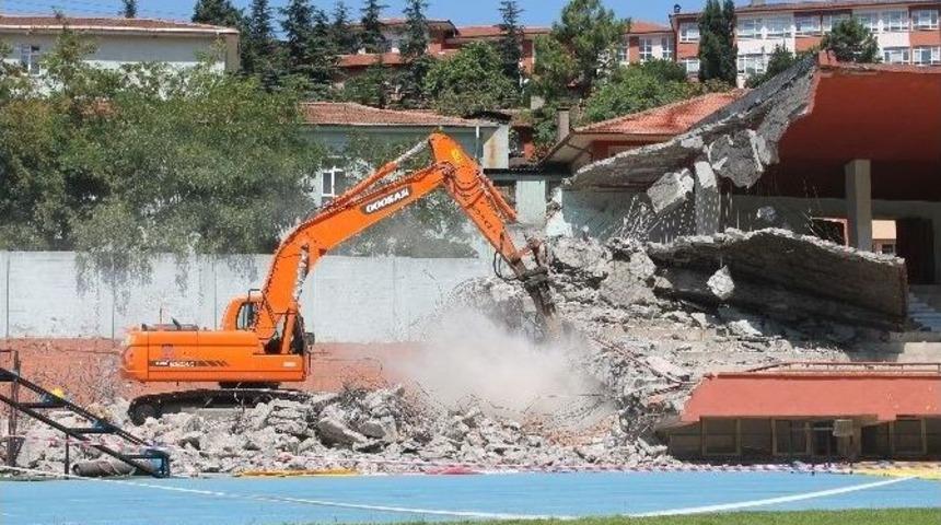 67 Yıllık Stadın Yıkımı S&uuml;r&uuml;yor