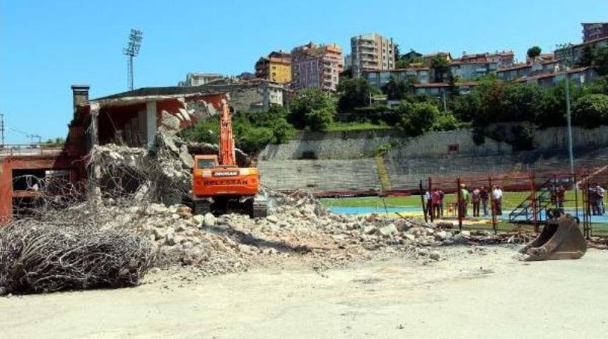 Zonguldak K&ouml;m&uuml;rspor'un Trib&uuml;nleri Yıkılıyor