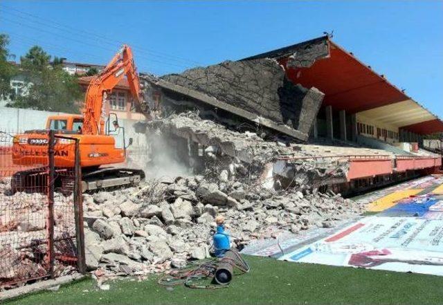 Zonguldak Kömürspor'un Tribünleri Yıkılıyor