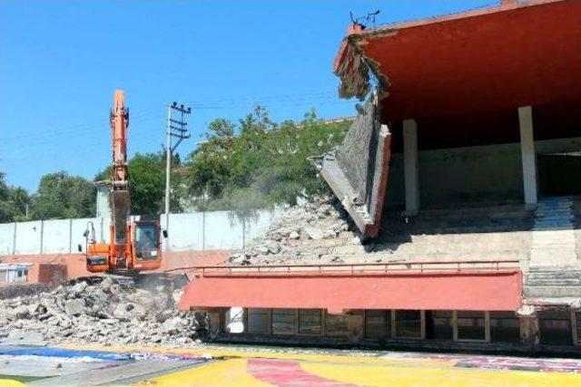 Zonguldak Kömürspor'un Tribünleri Yıkılıyor