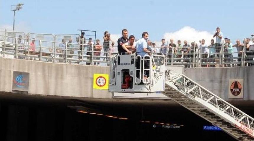 Adliye &Ouml;n&uuml;nde Intihar Etmek Istedi