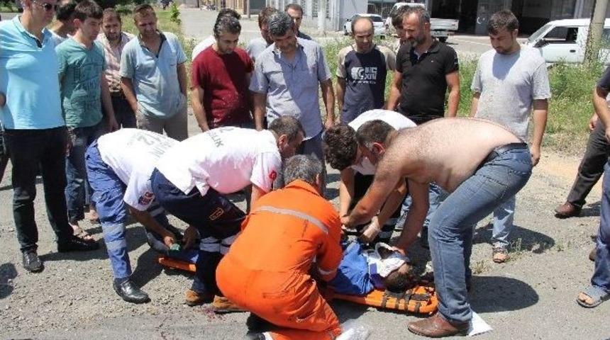 Motosiklet Kamyonete &Ccedil;arptı: 1 Yaralı