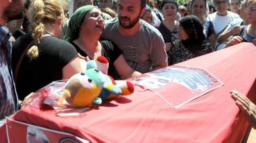 Suru&ccedil;'taki Patlamada &Ouml;len Oğlu &Ccedil;ağdaş'ın Cenazesine Katılan Yaralı Baba: İlk Giden Ben Olmalıydım, Gidişini Kıskanıyorum