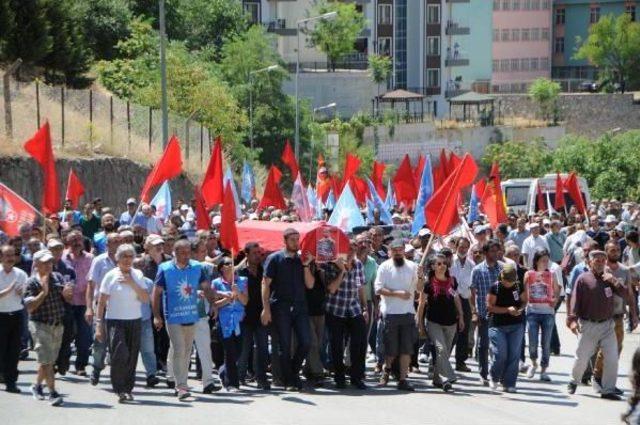 Suruç'taki Patlamada Ölen Oğlu Çağdaş'ın Cenazesine Katılan Yaralı Baba: İlk Giden Ben Olmalıydım, Gidişini Kıskanıyorum