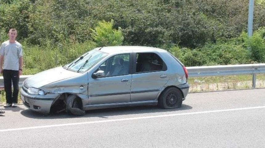 Lastiği Patlayan Otomobil Bariyerlere &Ccedil;arptı: 5 Yaralı