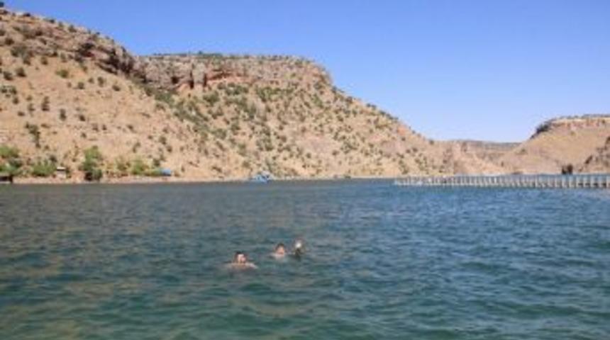 Sıcaktan Bunalan Vatandaşlar Eğil Barajı&rsquo;na Akın Etti