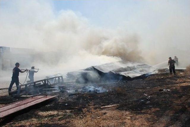 Didim’de Sanayi Sitesinde Çıkan Yangın Korkuttu