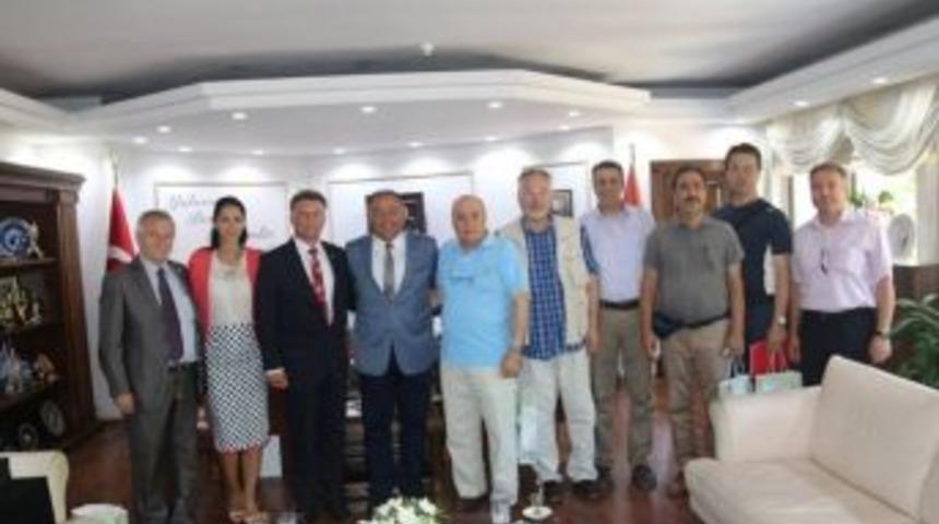 Salman&rsquo;dan Konuk Başkanlara Plaket