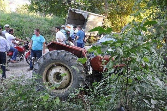 Traktör İle Kamyonetin Çarpıştığı Kazada Can Pazarı