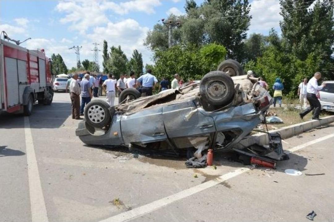 Tokat&rsquo;ta 3 Ara&ccedil; Birbirine Girdi: 4 Yaralı