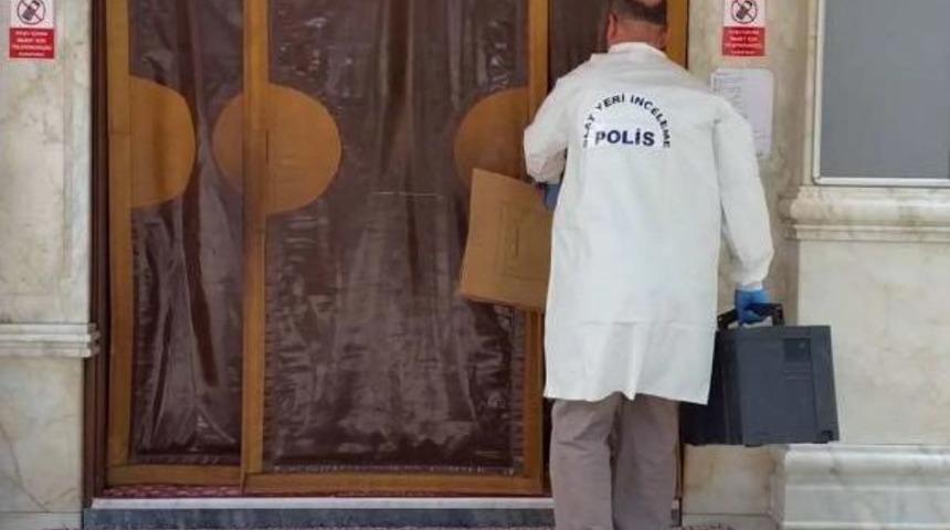 Camiden Hard Disk &Ccedil;aldılar, Sakal-I Şerif'e Dokunmadılar