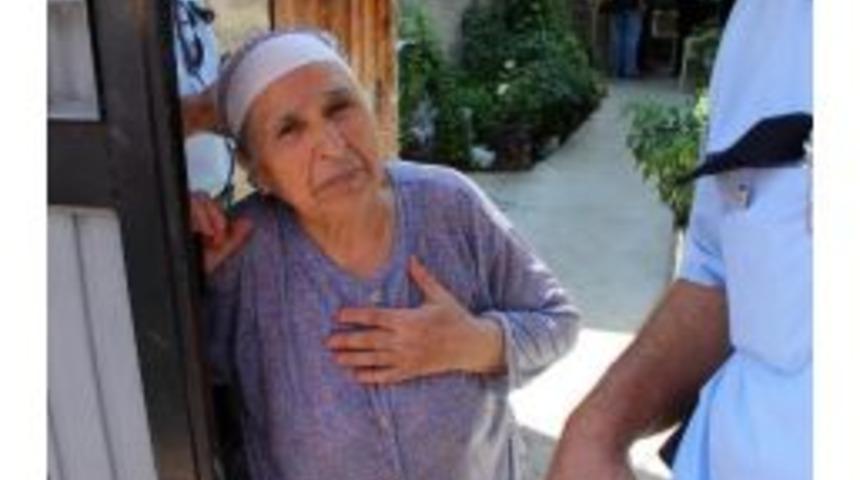 Kapıya Gelen Dolandırıcıya Para Ve Altınlarını Verdi