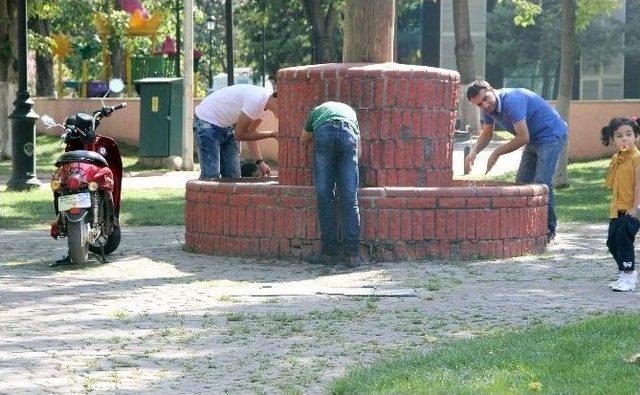 Vatandaş Serinlemenin Yolunu &Ccedil;eşmede Buldu 1