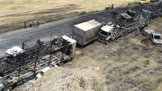 Pkk nın 10 G&uuml;nde 2 Kez Kestiği Karakurt- Kağızman Karayolu, Ulaşıma Kapıtıldı 3